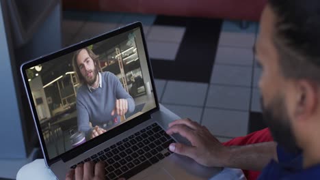 Afroamerikanischer-Geschäftsmann,-Der-Einen-Laptop-Nutzt-Und-Einen-Videoanruf-Mit-Einem-Männlichen-Kollegen-Führt