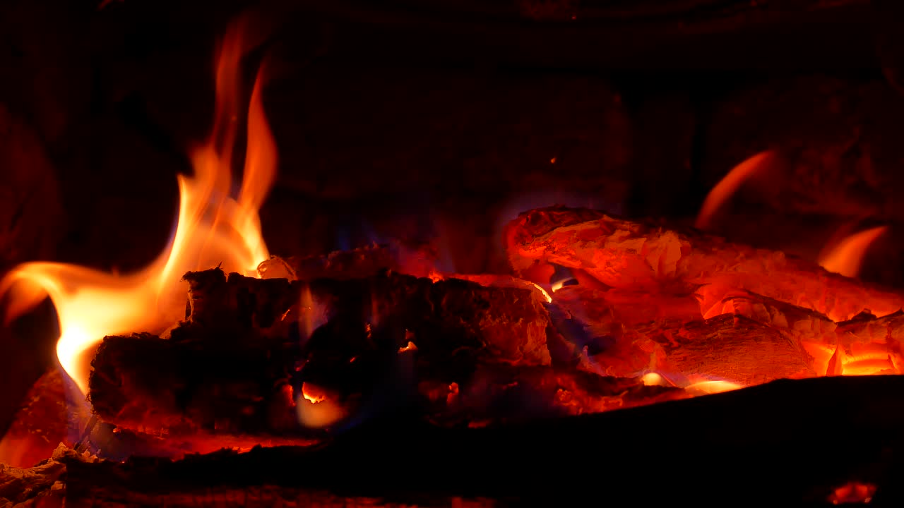 불타는 나무 스토브 불은 어두운 곳에서 불타는 불. 불의 불꽃. 시골 오븐. 불타는 벽난로. 밤에 관광 불꽃. 나무의 연소. 비상. 점화 위험. 불타면 연기가.