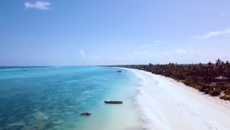 magnífico vuelo aéreo volar de arriba a abajo grúa drone tiro solitario playa vacía barcos de pesca vacíos