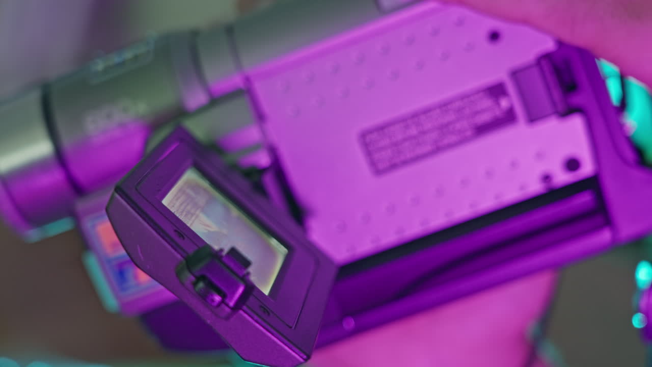 Schermo di videocamera retrò che mostra statico e glitch alla luce al neon