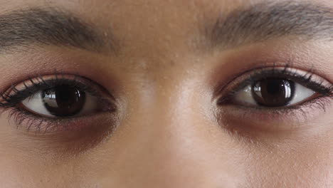 Nahaufnahme-Der-Augen-Einer-Afroamerikanischen-Frau,-Die-Glücklich-Aussieht-Und-Make-up-Kosmetik-Trägt.-Weibliche-Schönheit