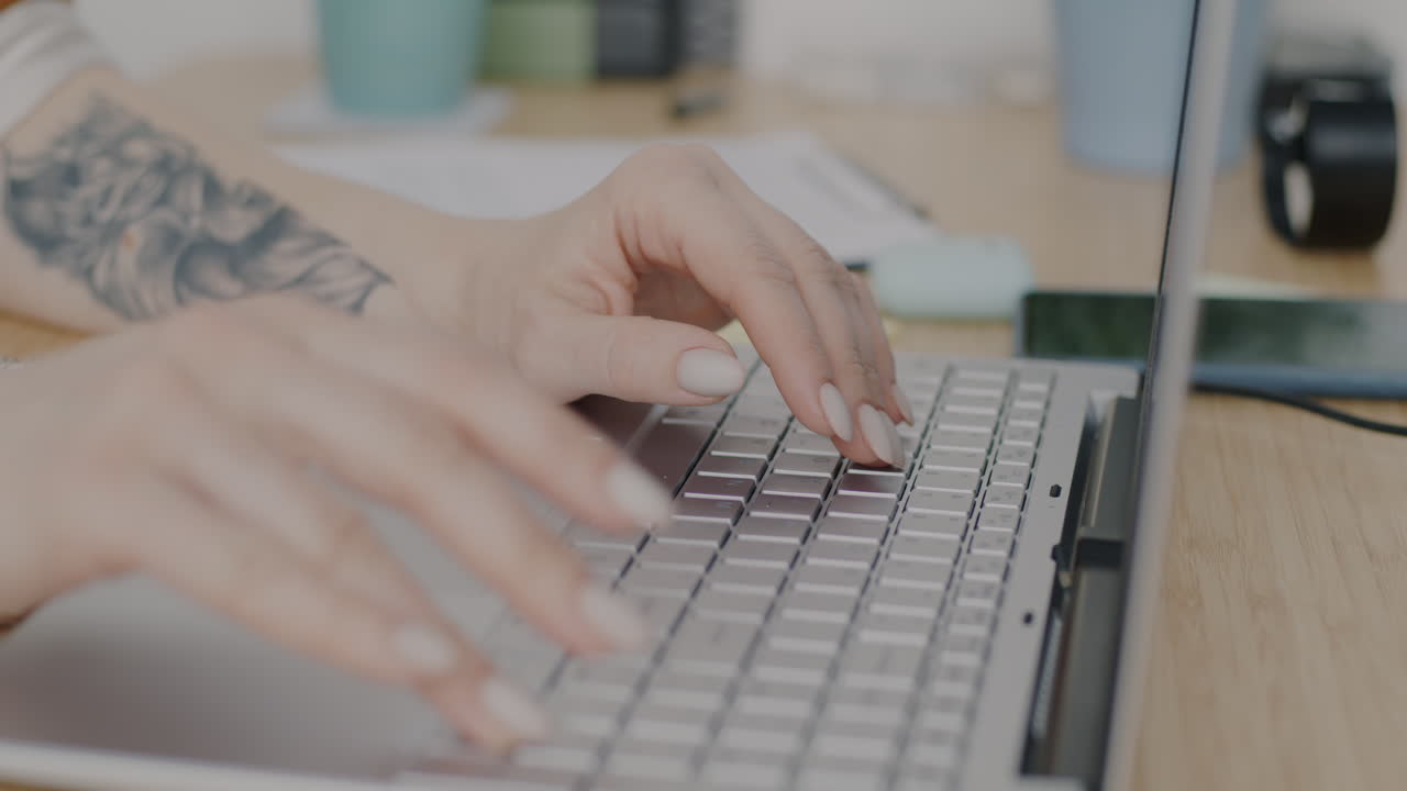 mujer escribiendo en una computadora portátil