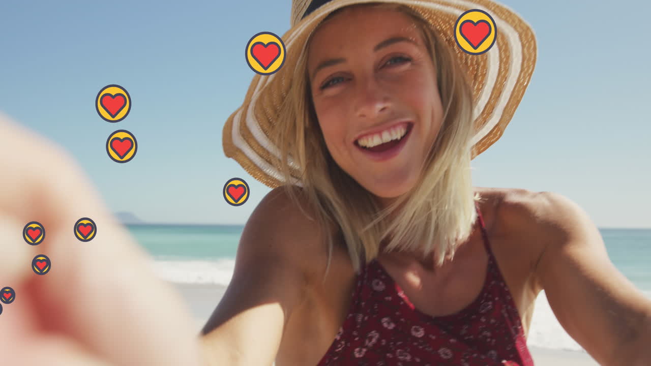 해변에서 웃는 여성의 초상화 위에 소셜 미디어 심장 아이콘의 애니메이션