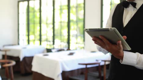 Hübscher-Kellner,-Der-Ein-Tablet-Verwendet