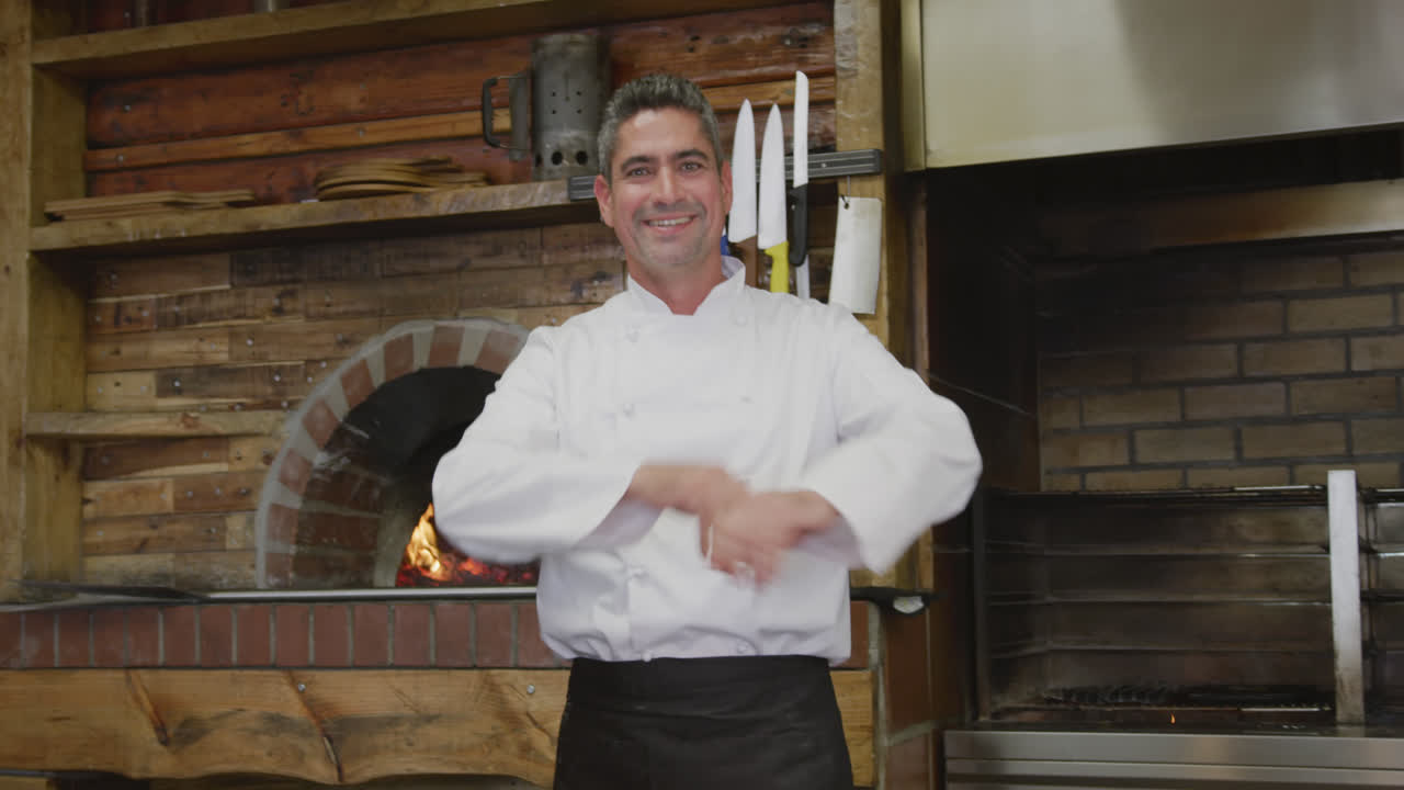 hombre caucásico además del horno