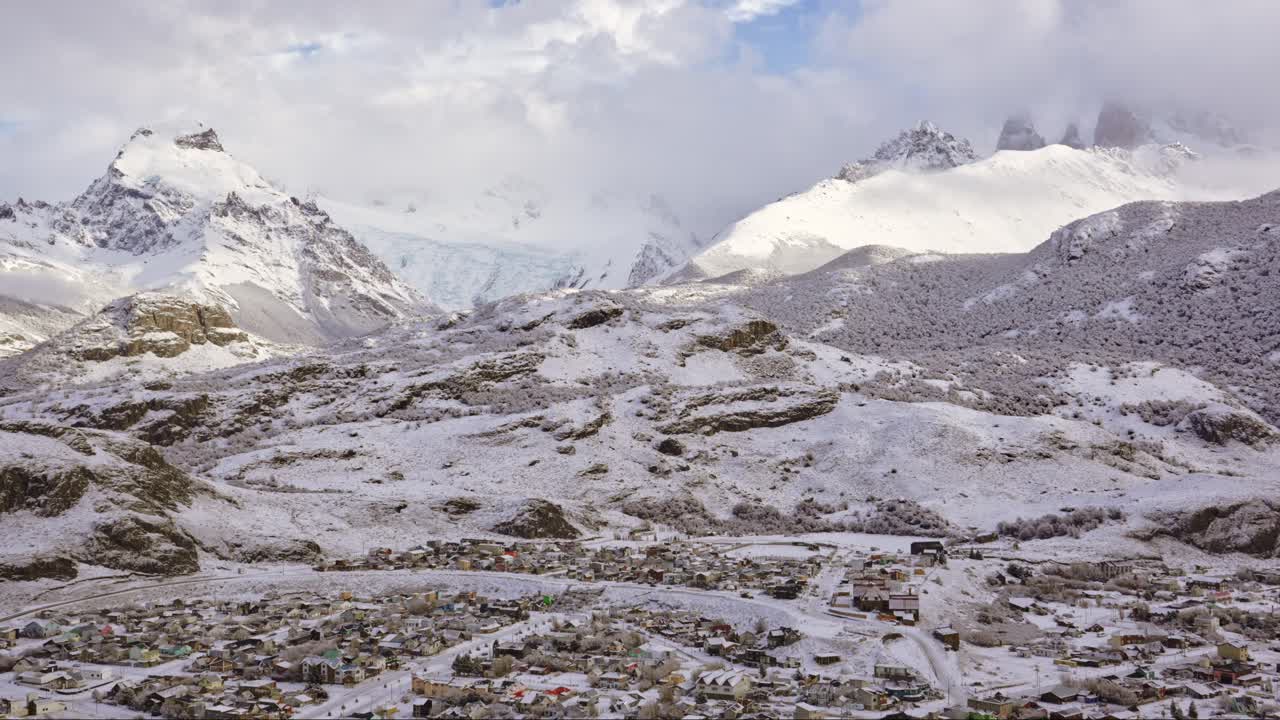 pueblo cubierto de nieve en las montañas durante el invierno en el chaltén, argentina
