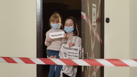 mujer y niño en cuarentena durante la pandemia de coronavirus