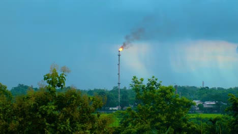 Estación-De-Planta-De-Gas-O-Petróleo-Que-Daña-El-Medio-Ambiente-Forestal