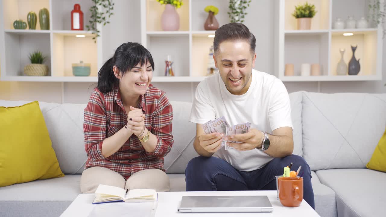 집에서 돈을 세는 부부는 기 ⁇ 합니다. 고소득 부부는.