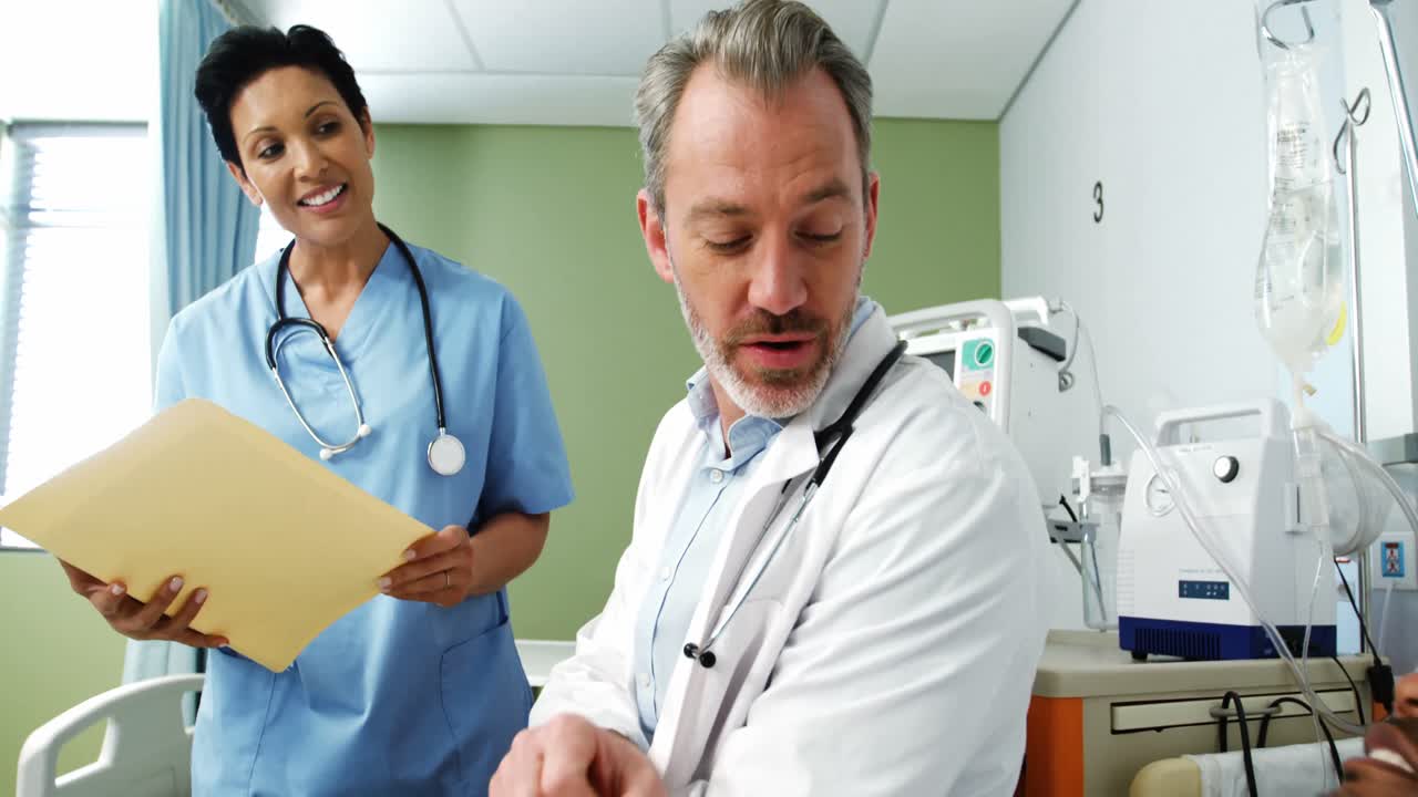 Dokter berbicara dengan pasien