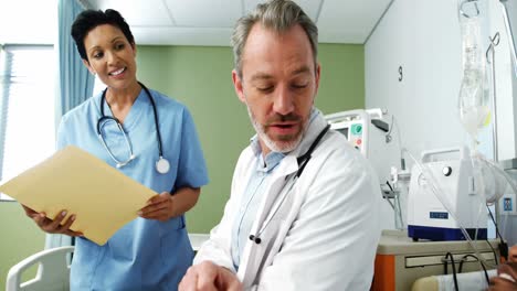 los médicos hablando con el paciente