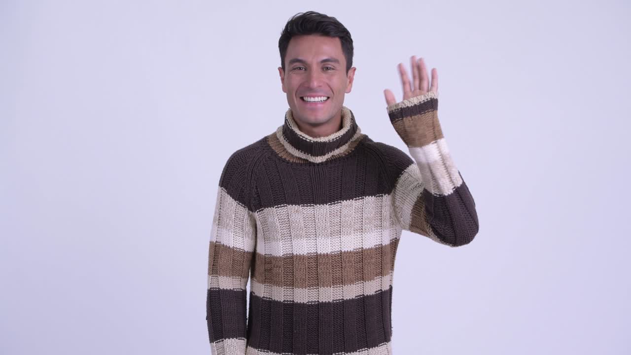 joven y guapo hombre hispano listo para el invierno