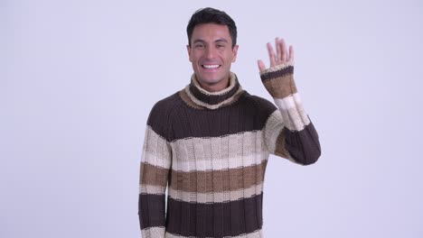 jovem hispânico bonito pronto para o inverno.