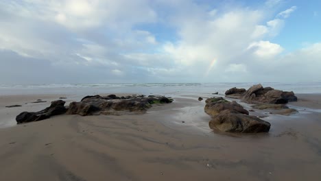 Die-Zerklüftete-Und-Felsige-Küste-Spaniens-Wird-Von-Den-Brechenden-Meereswellen-Am-Horizont-Eingerahmt-Und-Zeichnet-Eine-Ruhige-Tagesszene-Von-Atemberaubender-Naturschönheit