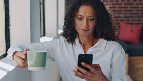café, teléfono y mujer de negocios por la ventana