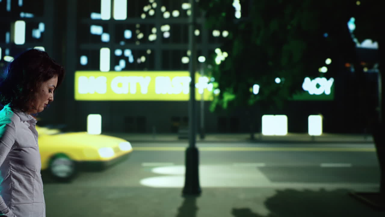 mujer casual admira los rascacielos por la noche