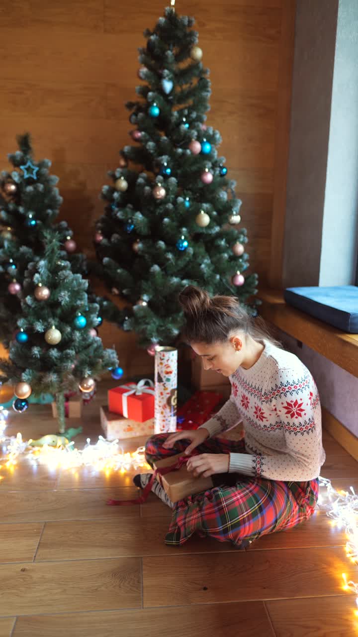 niña envolviendo el regalo de navidad
