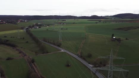 infraestructura crítica: vista aérea de las líneas eléctricas que conectan los molinos de viento a la red eléctrica alemana en sauerland, alemania