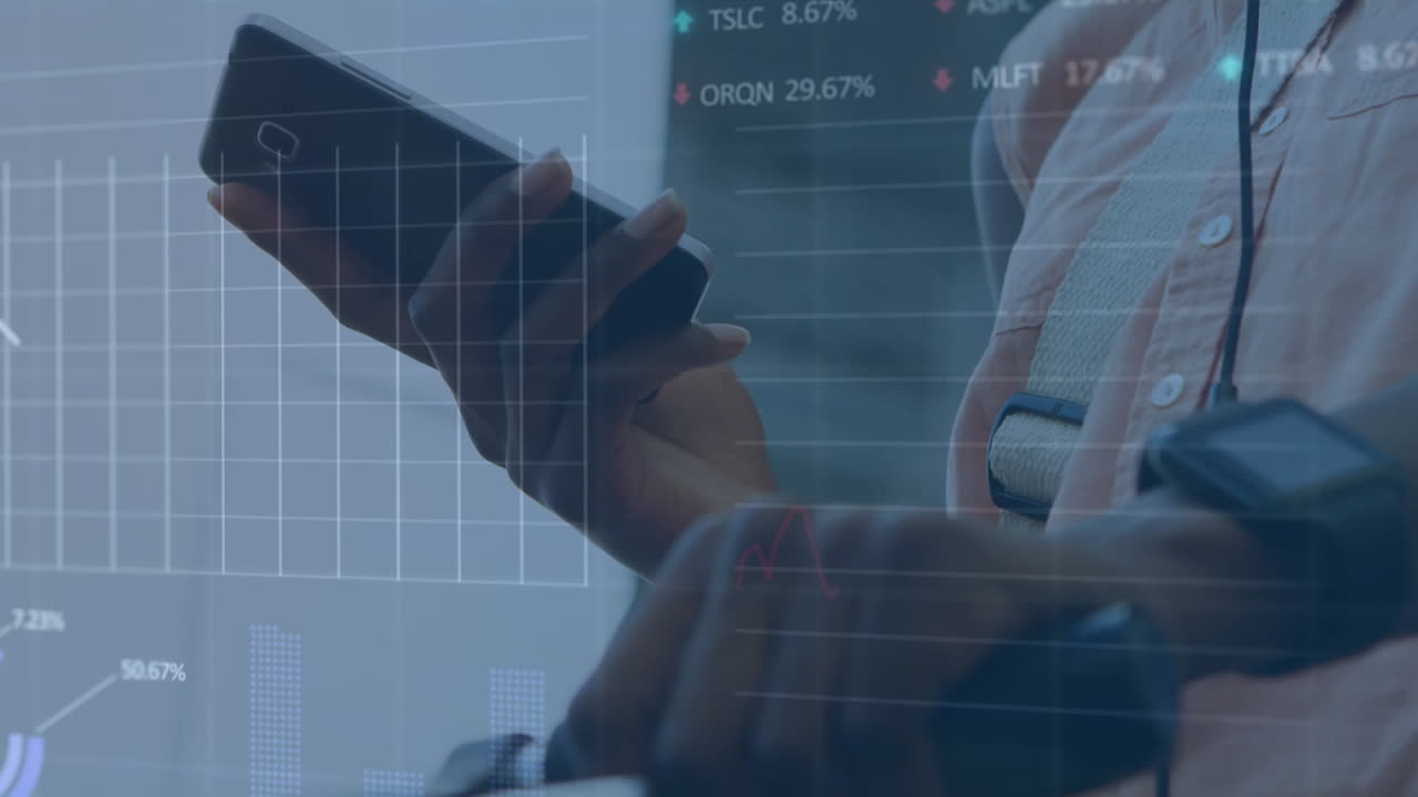 Animazione dell'elaborazione dei dati del mercato azionario sulla sezione centrale di un uomo in bicicletta che usa lo smartphone
