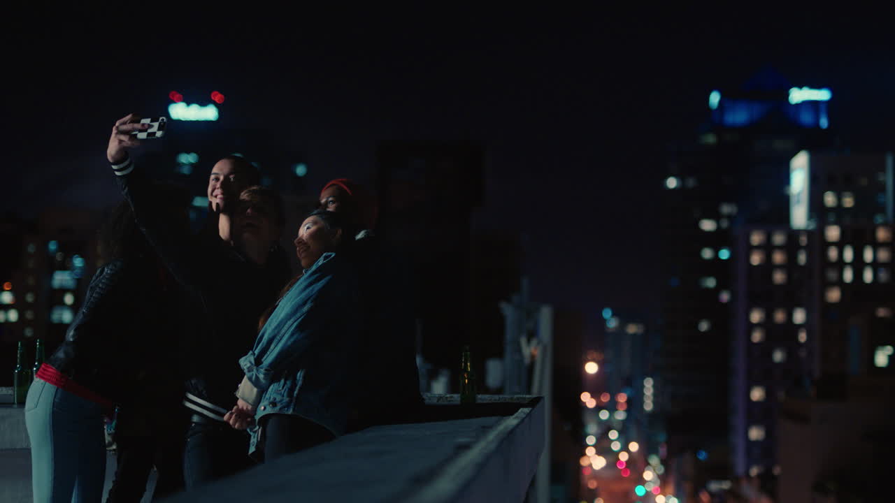 amigos pasando el rato en la azotea por la noche viendo la vida nocturna urbana relajándose disfrutando del fin de semana de vacaciones