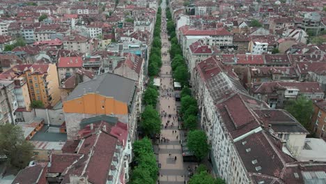 Inclinación-Hacia-Arriba-Del-Disparo-De-Un-Dron-Sobre-La-Calle-Vitosha,-Calle-Peatonal-Principal-En-Sofia,-Bulgaria