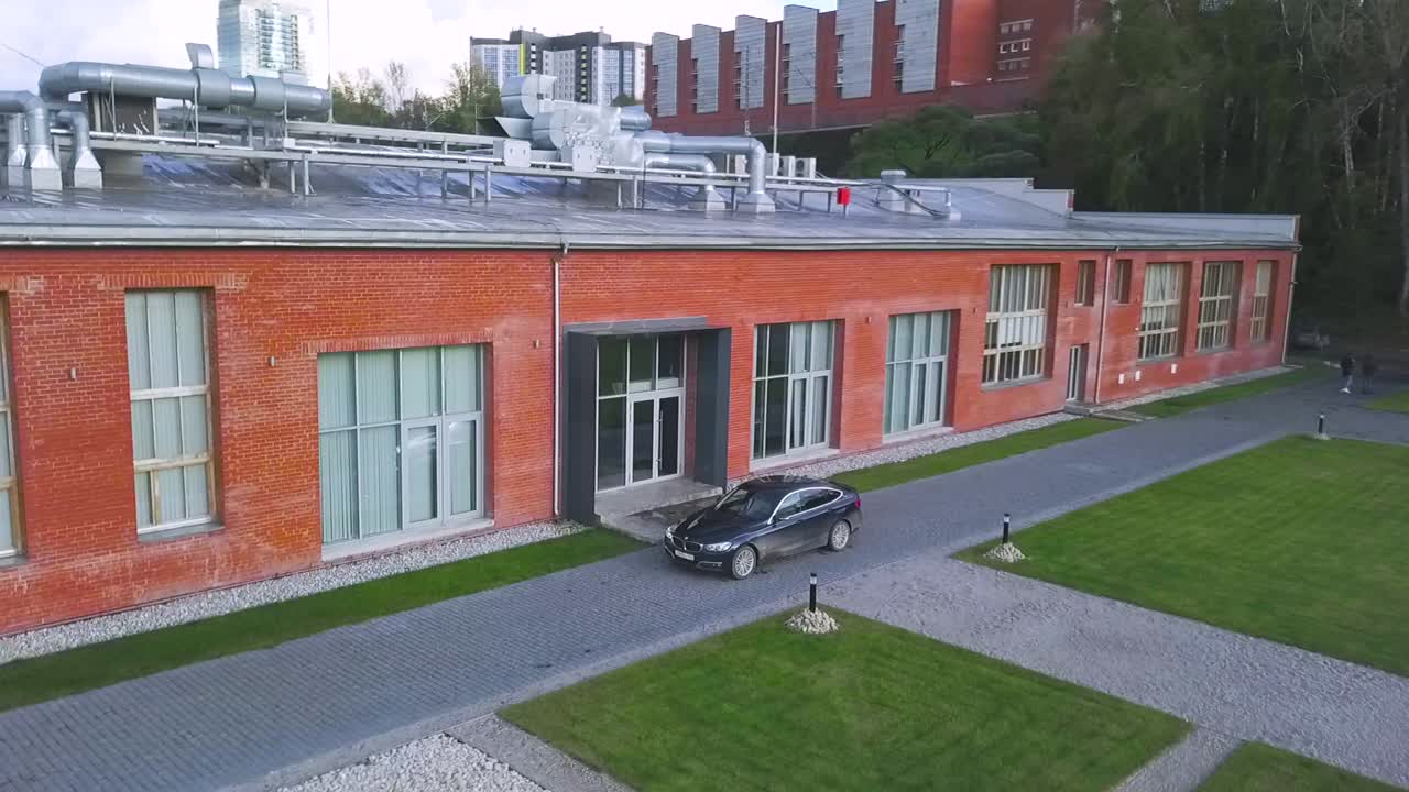 주차장 과 함께 현대적 인 벽돌 건물 의 공중 시상