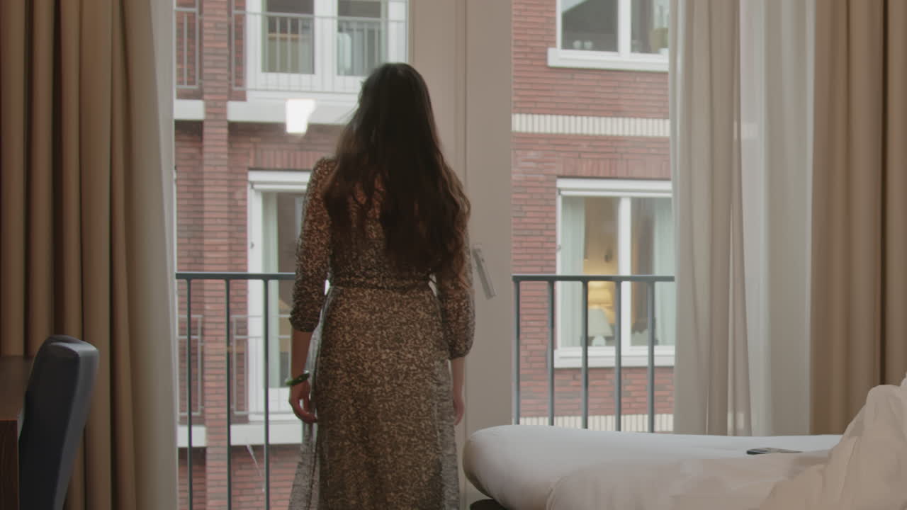Una vivace donna asiatica con un vestito lungo si gira e volteggia in modo giocoso