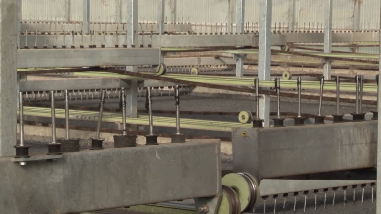 captura de pantalla de una máquina que trabaja en una planta de aguas residuales eliminando sólidos pesados, rejillas, suciedad, eliminación de arena y desodorización mientras limpia el agua en una habitación