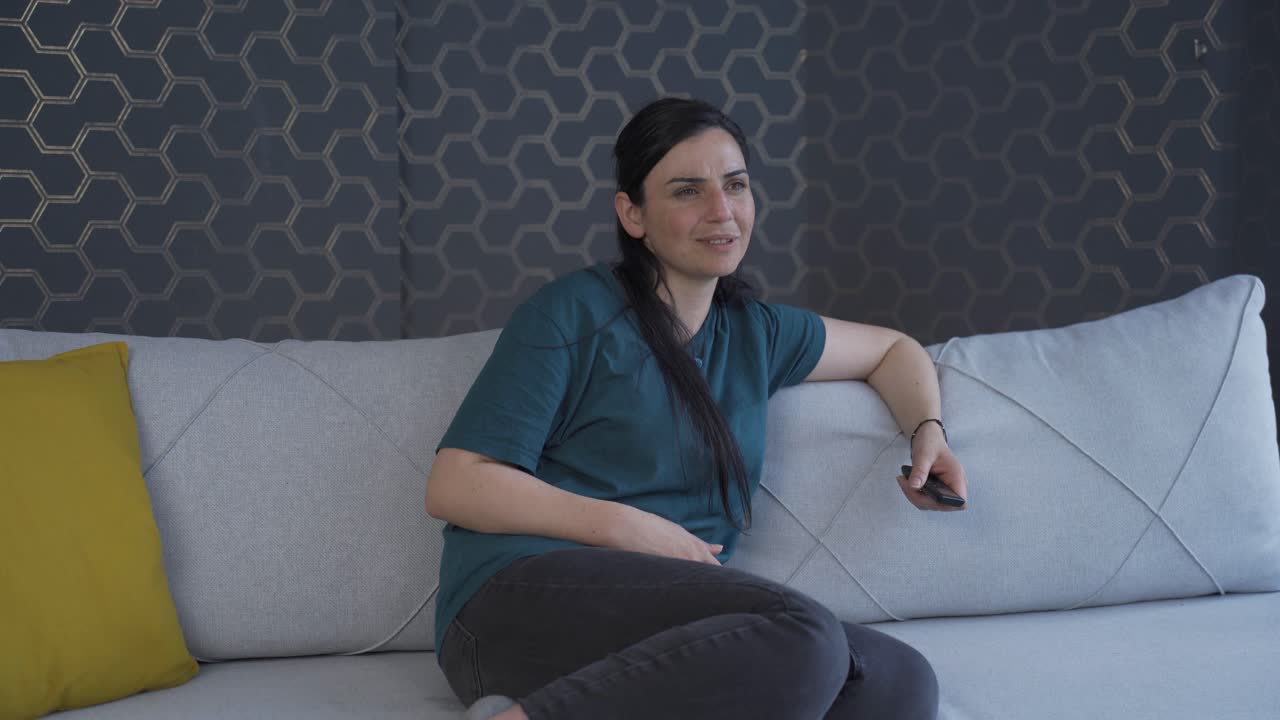 그녀가 tv에서 보는 것에 "와우"라고 말하는 여성.