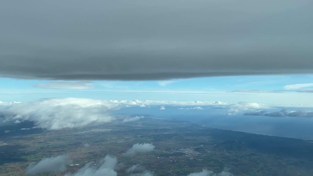 겨울날 팔마 데 마요르카의 평평한 구름 아래에서 나는 공중 전망