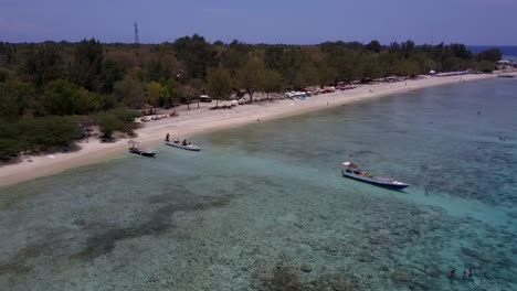 los lugareños salen del barco increíble vista aérea de vuelo tema en la vista imágenes de drones de gili trawangan dream beach indonesia en el sol de verano de día 2017 vista cinematográfica desde arriba por philip marnitz