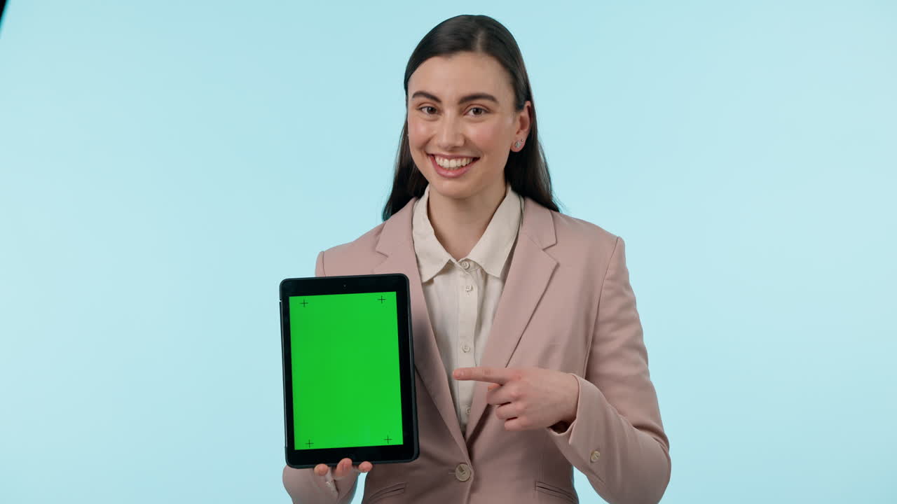 tableta, pantalla verde y sonrisa con un negocio