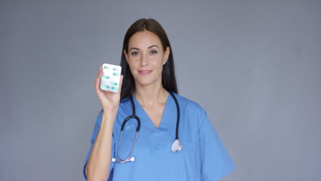 médico con paquete de soporte de estetoscopio