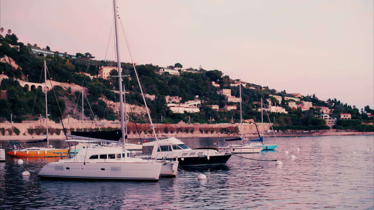 Villefranche-sur-Mer, Francia - 8 dicembre 2024: barche ormeggiate nel Port de Villefranche-sur-Mer di sera