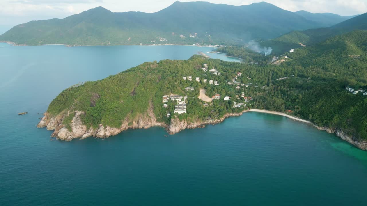vista aérea panorámica de koh phangan, que muestra su costa tropical, aguas claras y vegetación exuberante, perfecta para una escapada