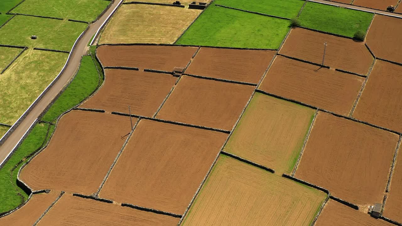 vista aérea de drones de campos cultivados en la isla terceira, azores, portugal