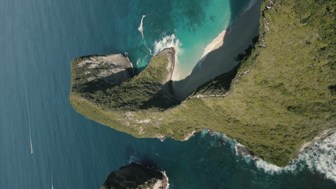 발리 누사 페니다 의  ⁇ 링킹 해변 의 드론 촬영