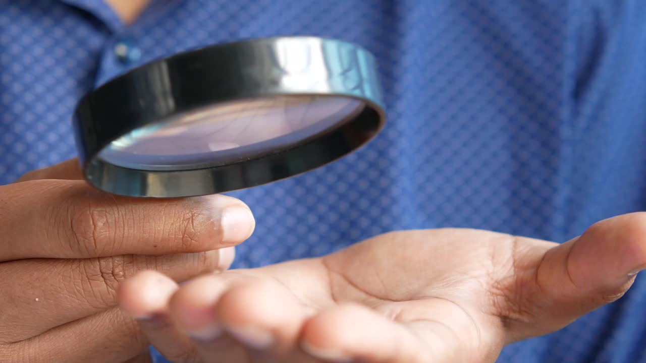 persona que sostiene una lupa