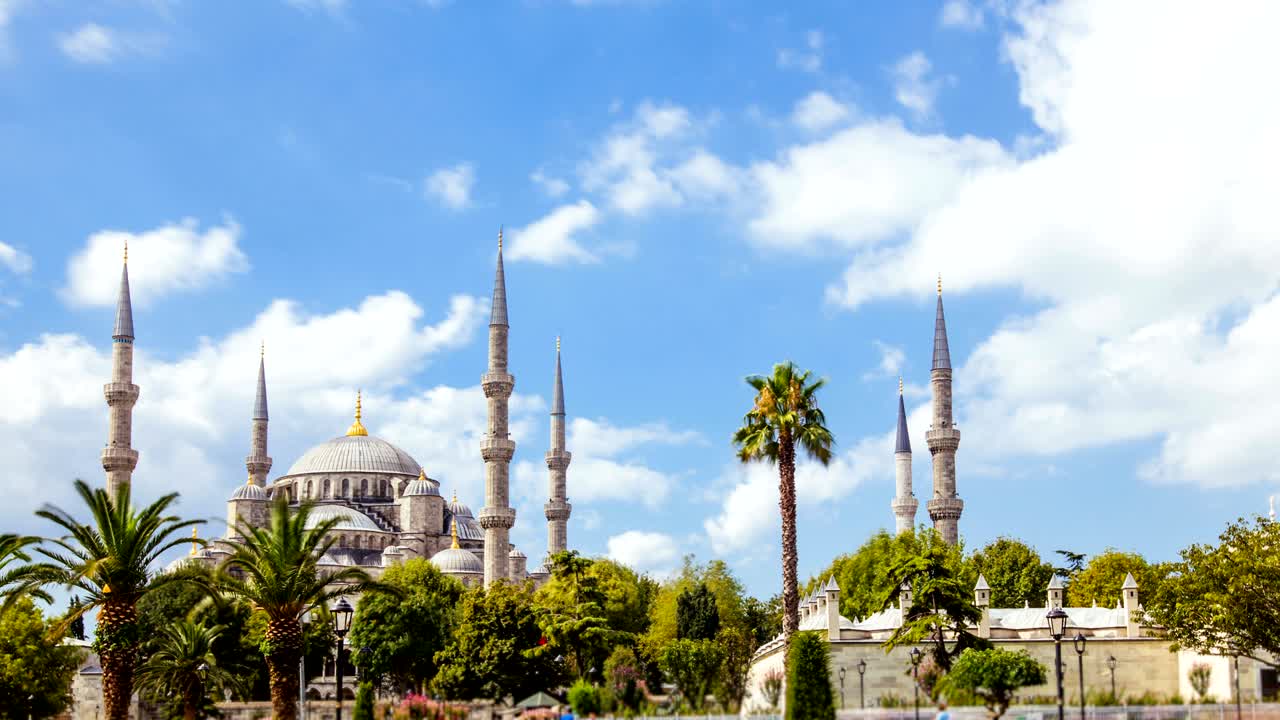 zoom en el lapso de tiempo de la mezquita azul o sultanahmet al aire libre en la ciudad de estambul en turquía