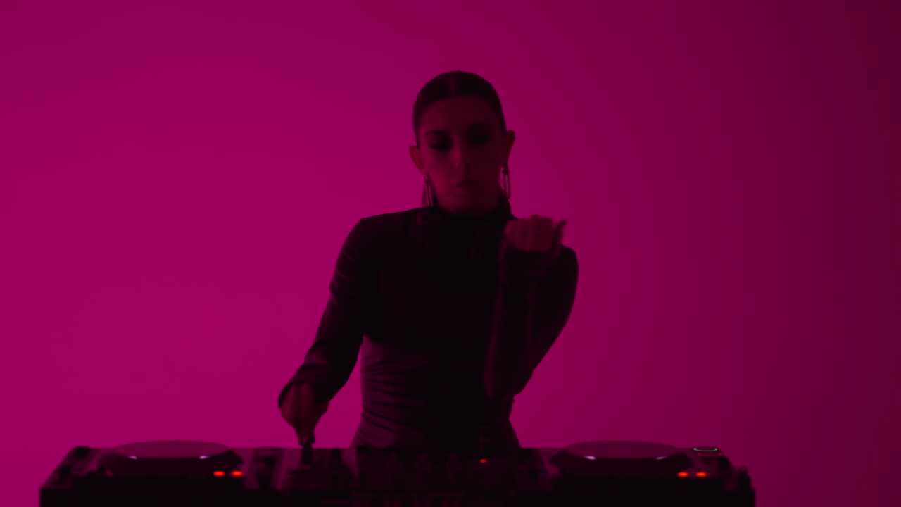 dj femenina actuando en el escenario