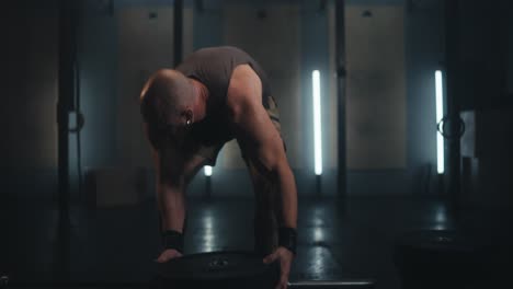 man weightlifting in gym