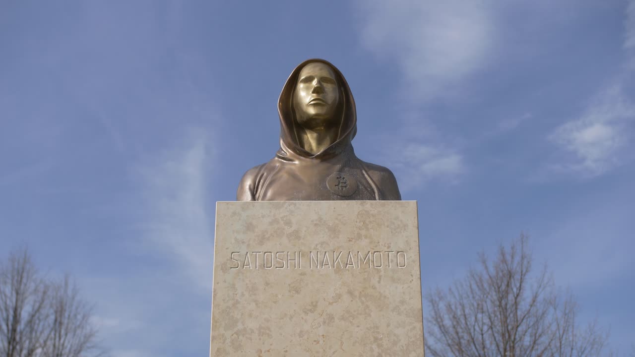 статуя сатоси накамото таймлапс без цветокоррекции