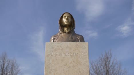 zeitraffer der satoshi-nakamoto-statue ohne farbkorrektur