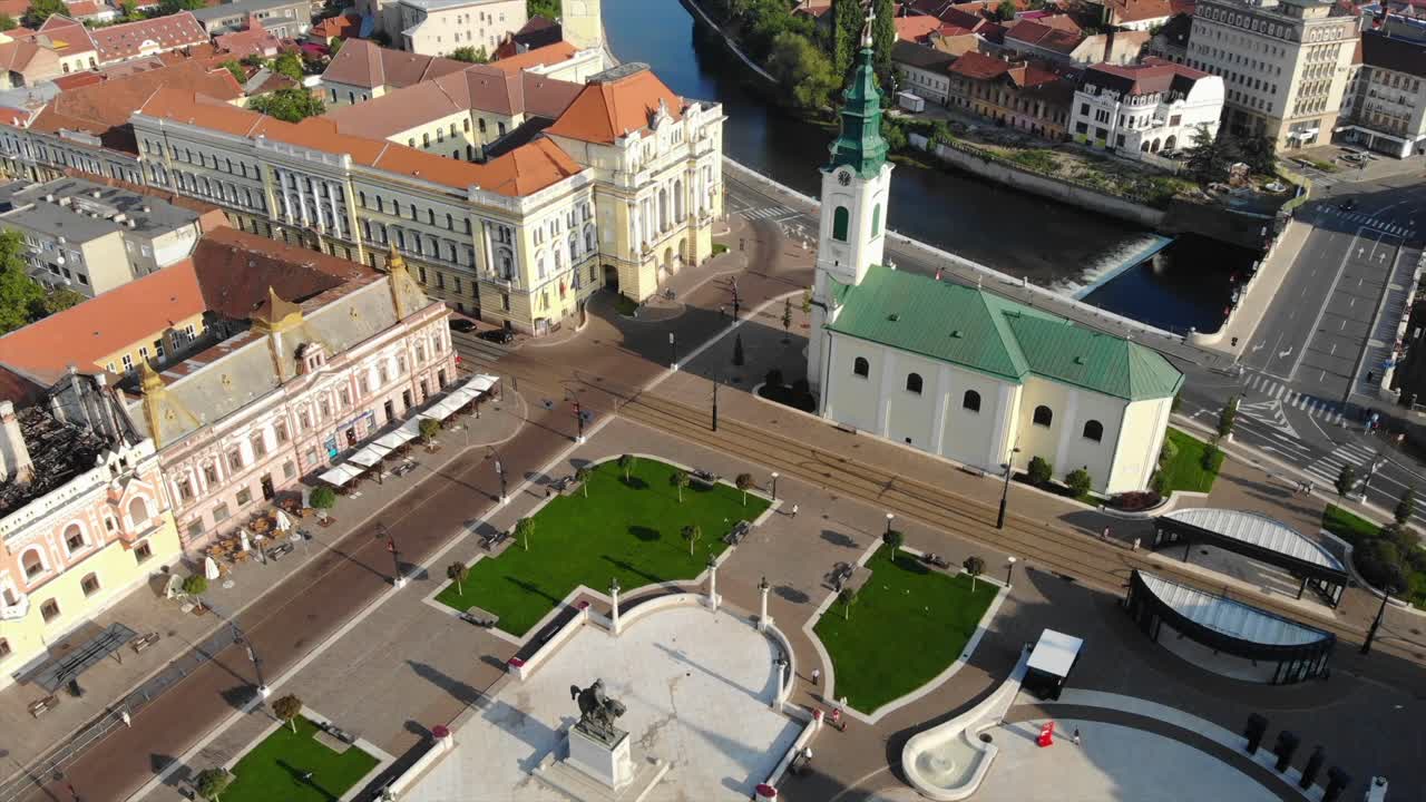 Drohnenaufnahme des mittelalterlichen Stadtzentrums von Oradea, Rumänien, mit Platz, Turm und Markt