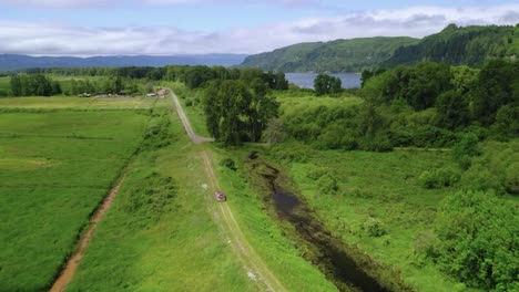 Roter-Landwirtschaftlicher-Lastwagen,-Der-Auf-Der-Unebenen-Straße-In-Richtung-Columbia-River-In-Oregon,-USA,-Fährt