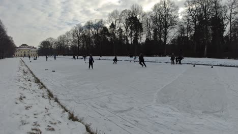 Schloss-Oberschleißheim-Im-Winter-Deutsches-Schloss-Schneebedeckt-Eishockey