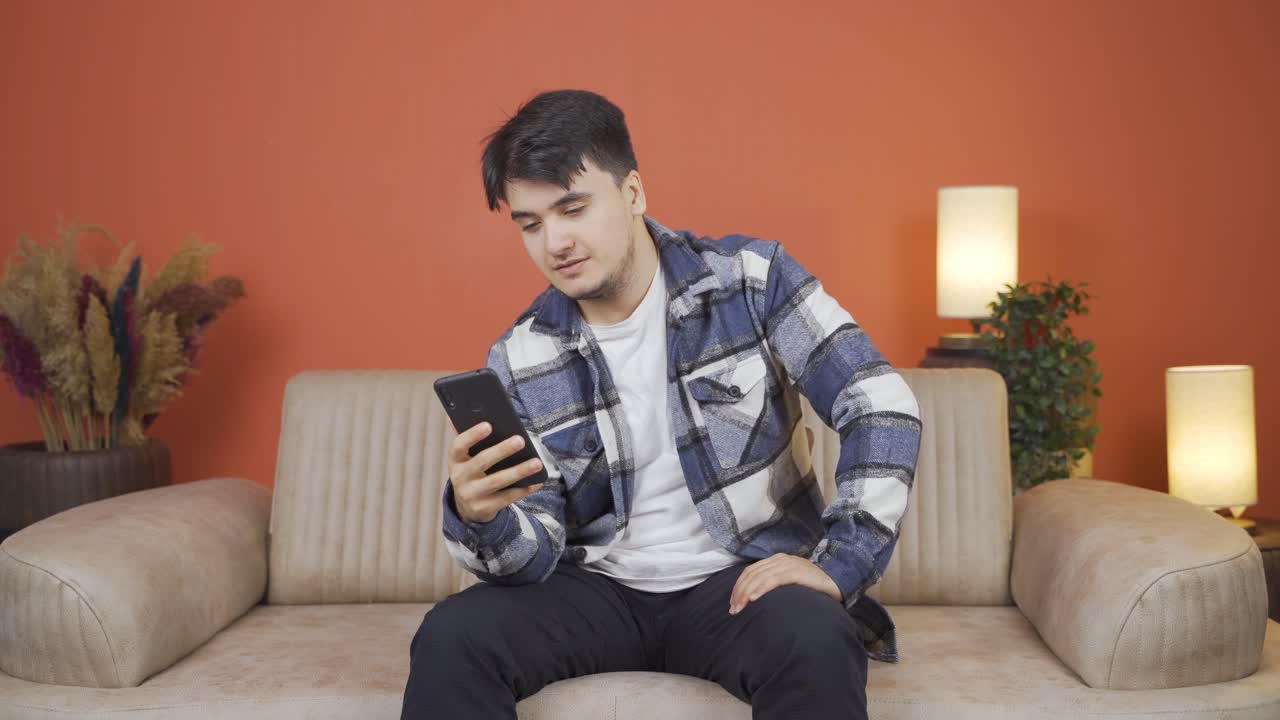 전화하고 있는 남자.