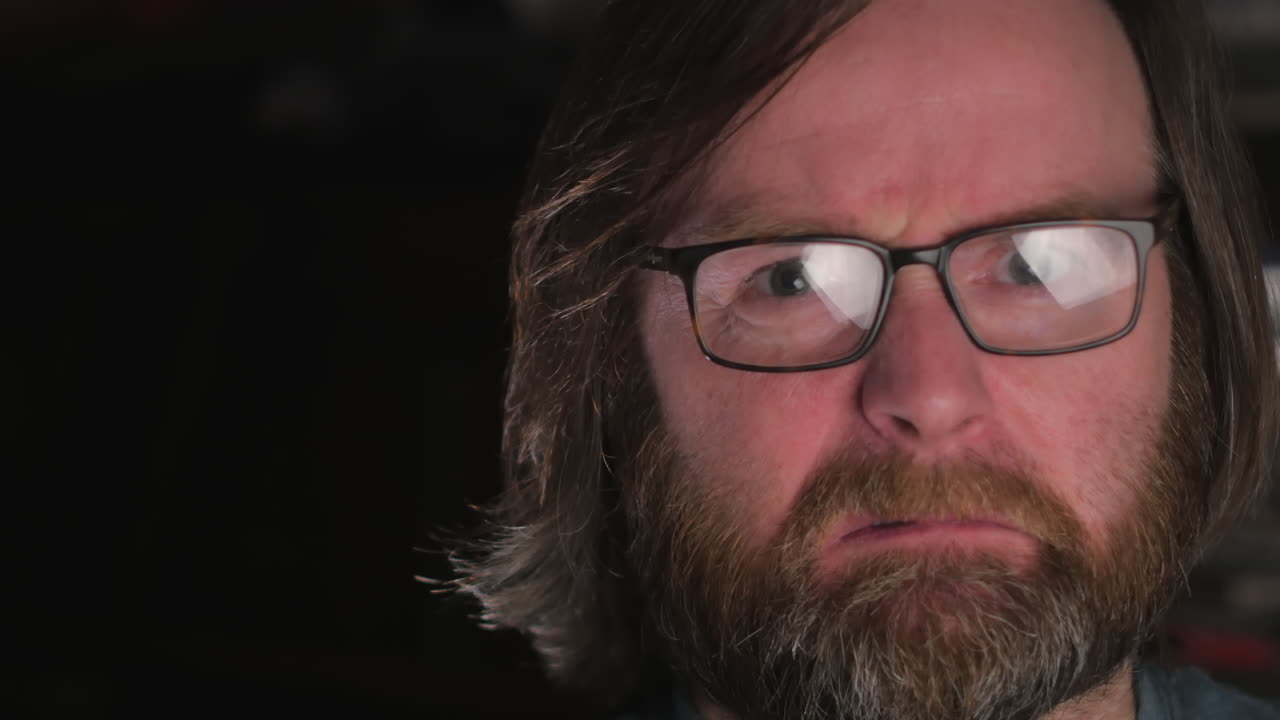 лицо разгневанного мужчины со слезящимися глазами, скрипящего зубами от ярости, крупный план