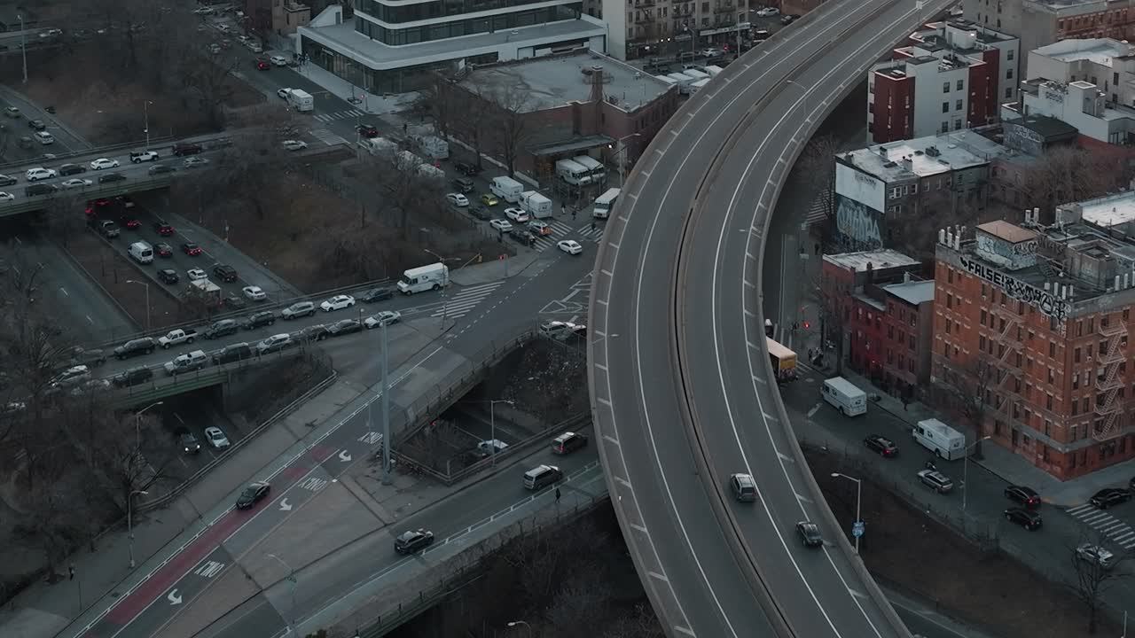 O tráfego flui pelas rodovias da cidade de Nova York durante uma noite movimentada