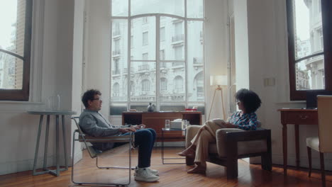man coming to therapist and shaking hands with her before session